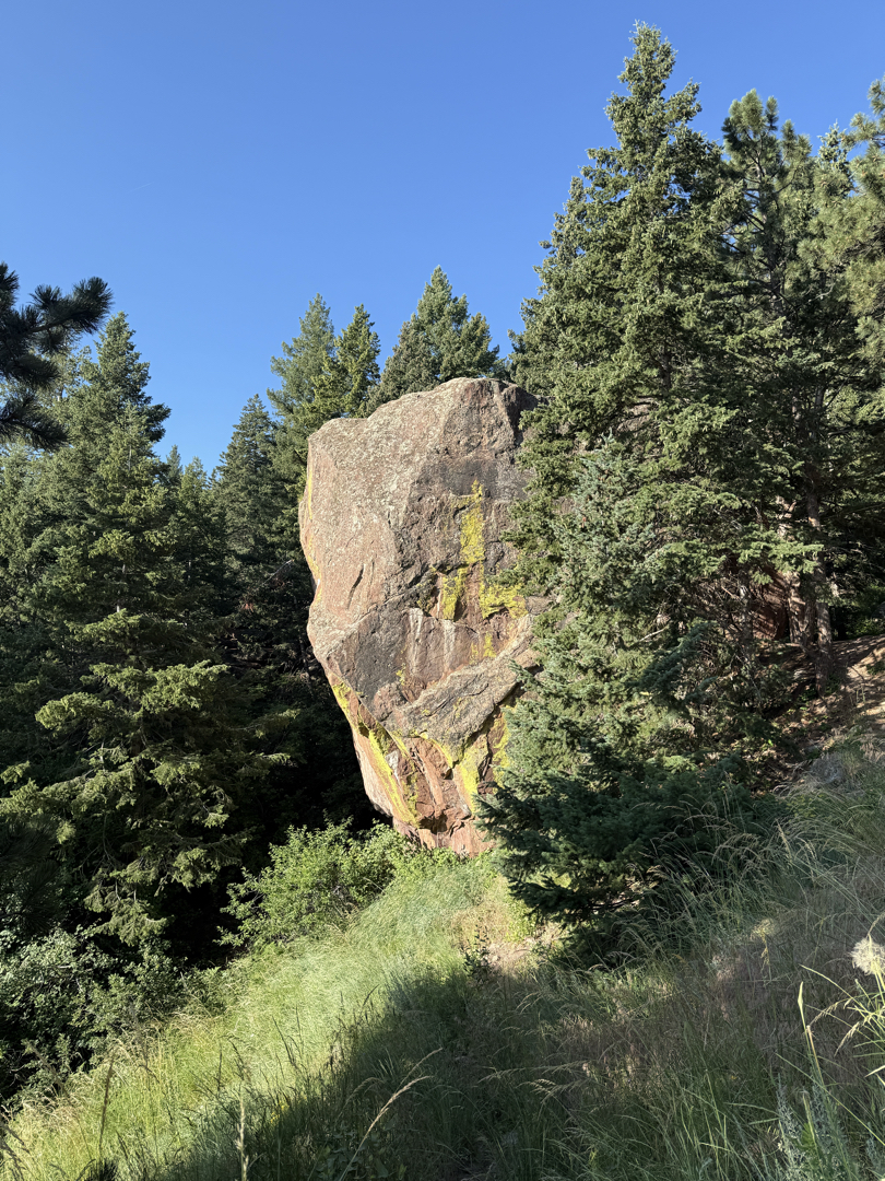 Rock along the Mallory Cave Trail